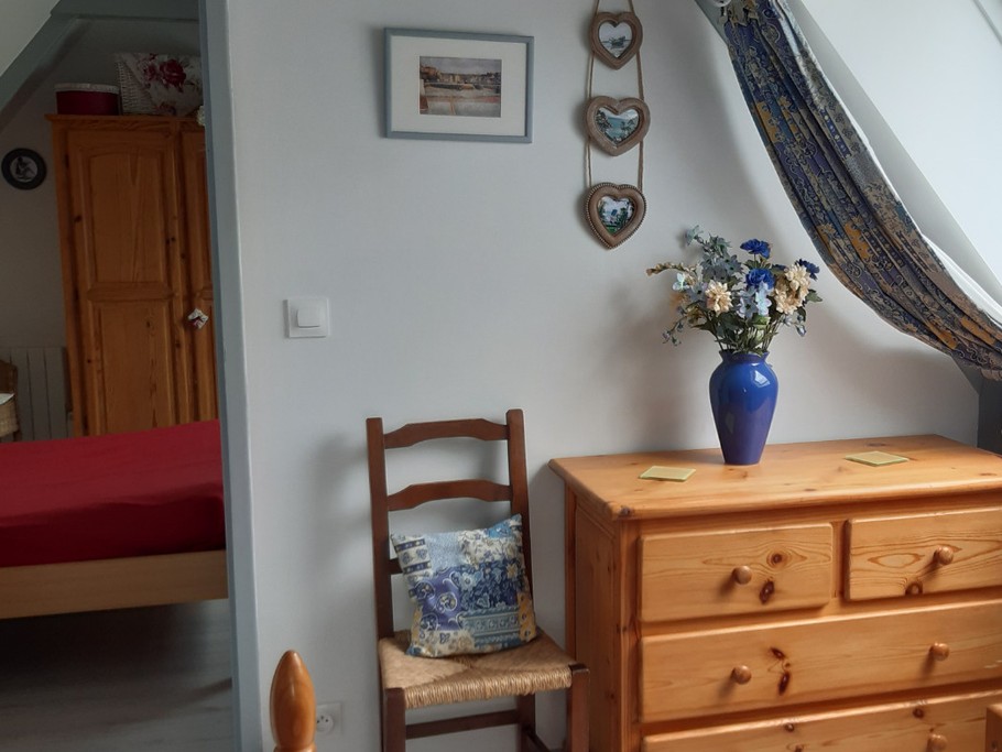 Chambre bleu avec 1 lit de 140 et 1 lit de 90.