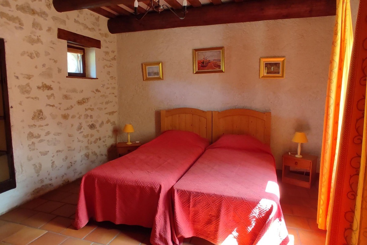 Mas Provençal Typique - Chambre du bas avec 2 lits 90cm