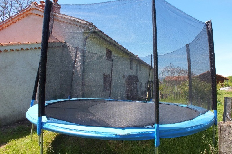 Un grand trampoline de 4,40m de diamètre.