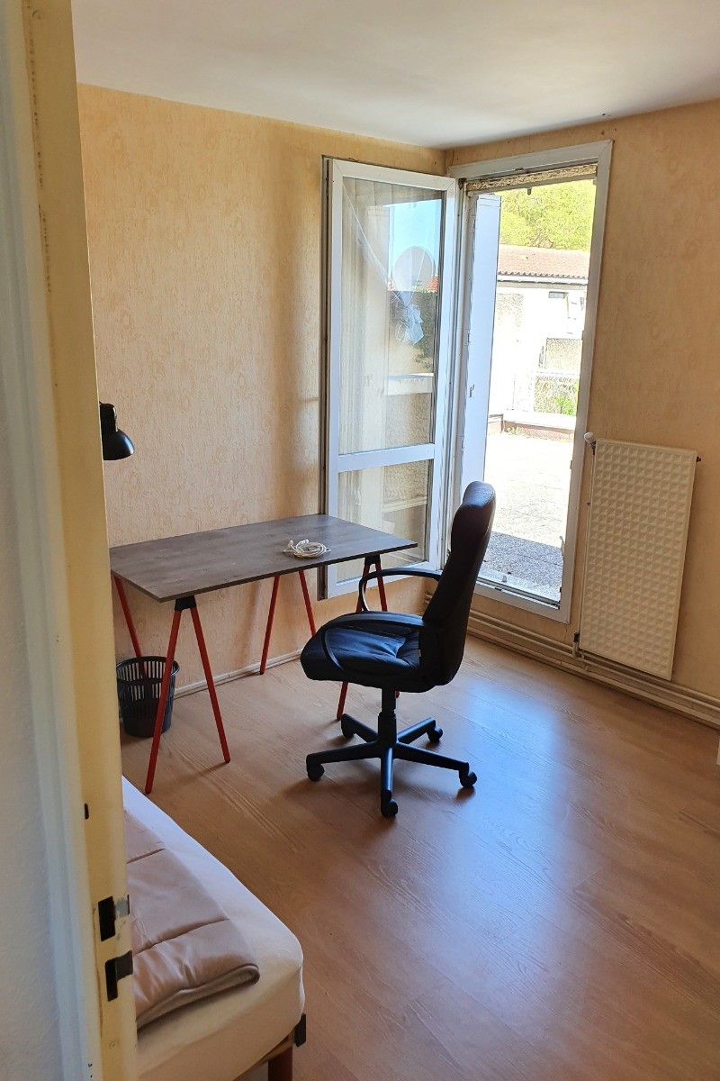 Chambre 1er étage qui donne sur la terrasse et salon de jardin