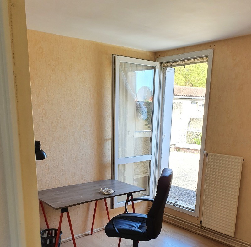 Chambre 1er étage qui donne sur la terrasse et salon de jardin