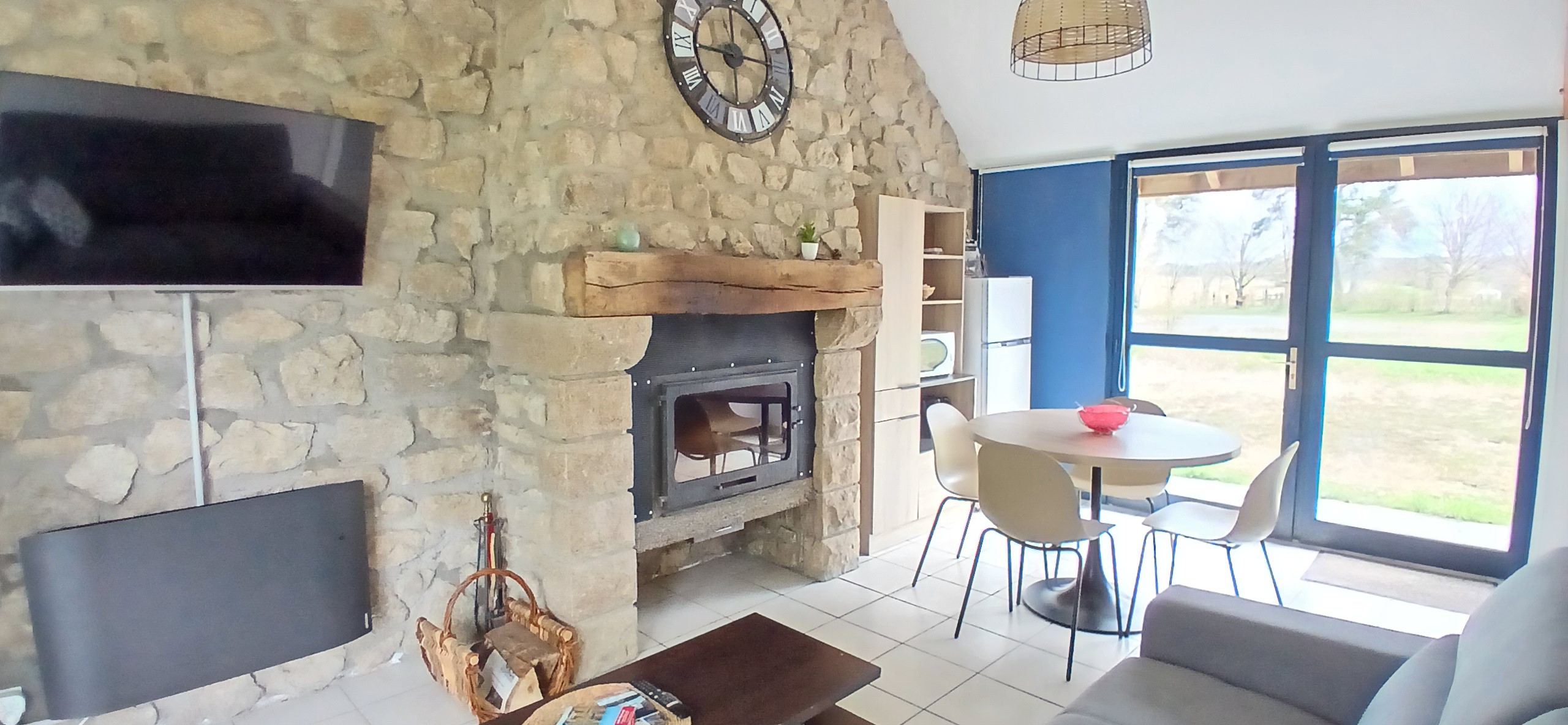 Etang de Farges, Saint Germain près Herment, Chalet Bleu - Pièce de vie avec cuisine, salon/salle à manger et cheminée