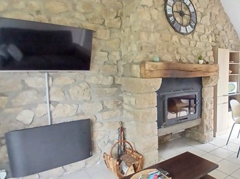 Etang de Farges, Saint Germain près Herment, Chalet Bleu - Pièce de vie avec cuisine, salon/salle à manger et cheminée