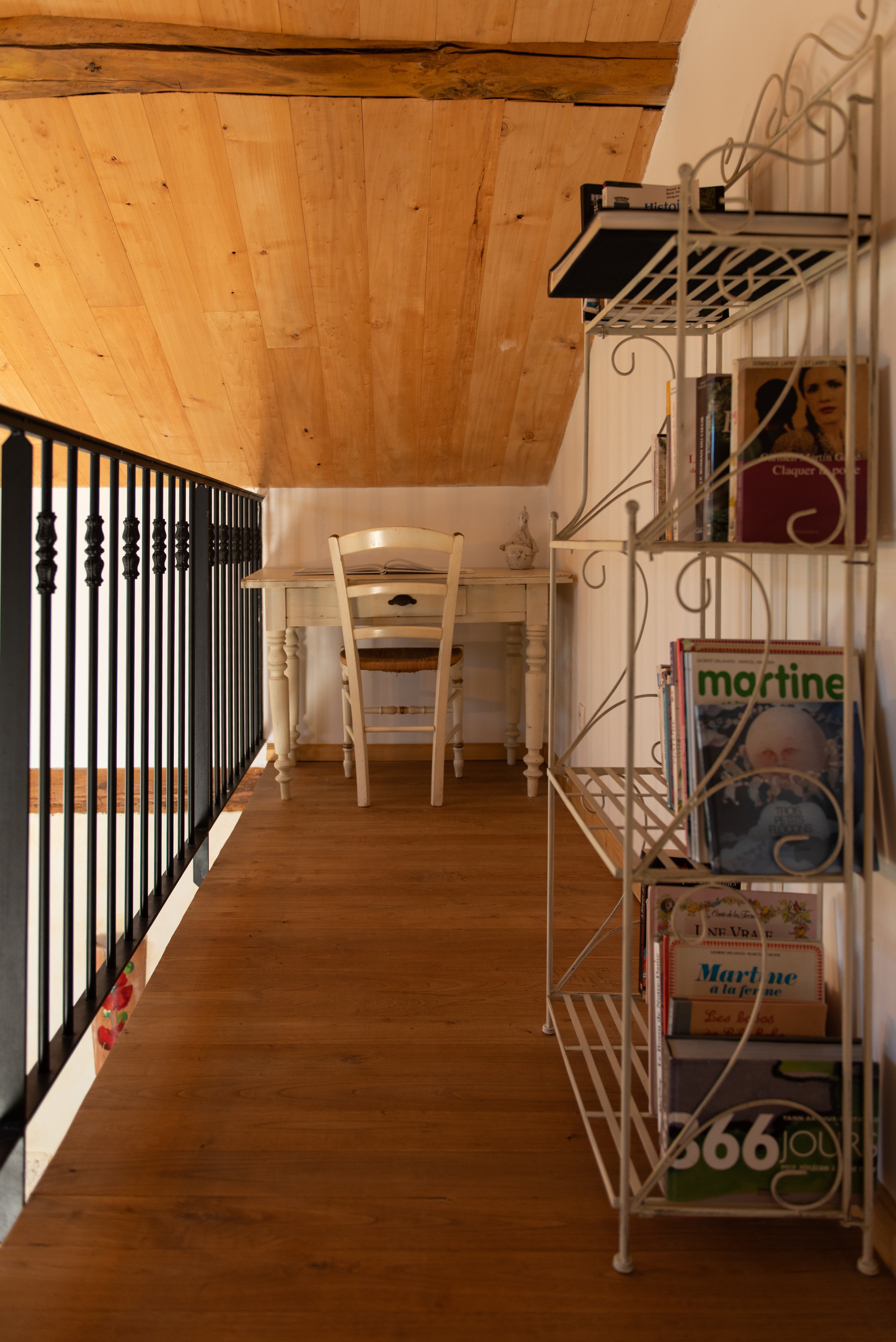bureau sur mezzanine avec bibliothèque et jeux à disposition