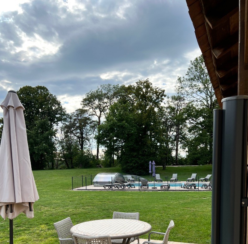 Terrasse, vue parc et piscine