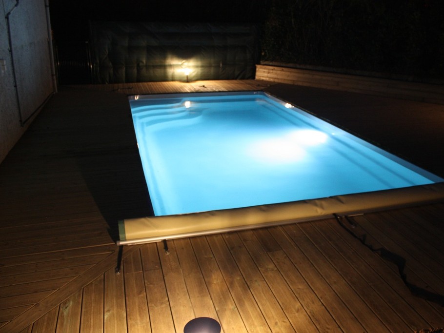 Piscine au sel éclairée de nuit