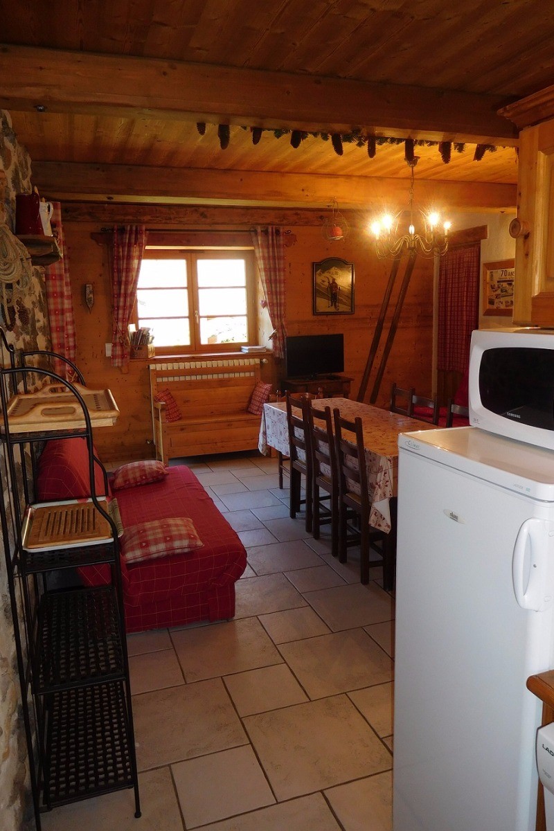 Gîte "Chez Paul" - hameau de la Bise - direction La Toussuire Les Sybelles - pièce de vie depuis l'espace cuisine