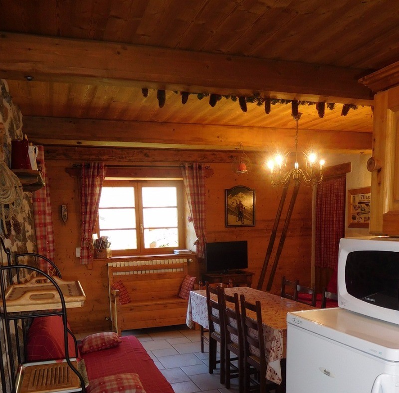 Gîte "Chez Paul" - hameau de la Bise - direction La Toussuire Les Sybelles - pièce de vie depuis l'espace cuisine