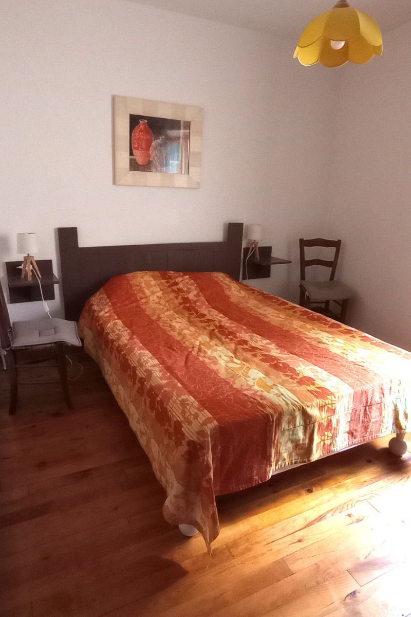 Chambre orange avec lit en 140