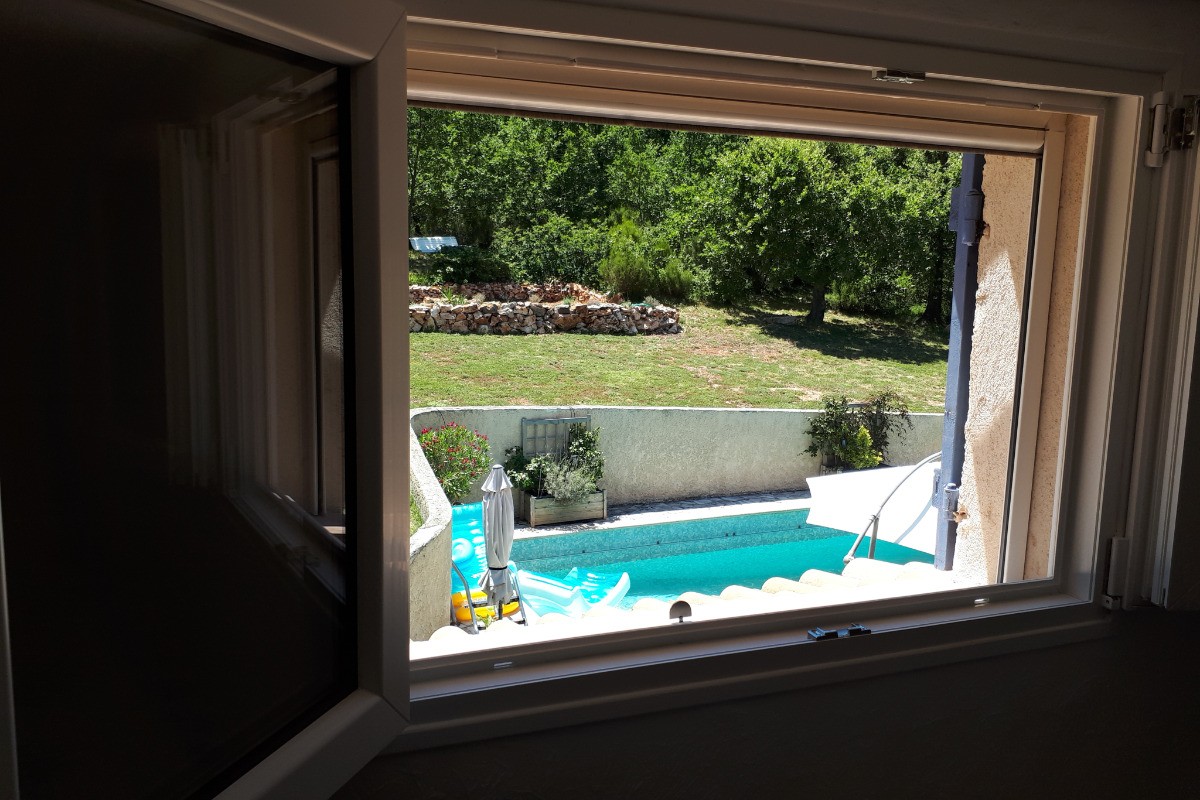 Fenêtre du 1er étage donnant sur la piscine, Clos de la Chesnaye à Mons (Var, Provence)