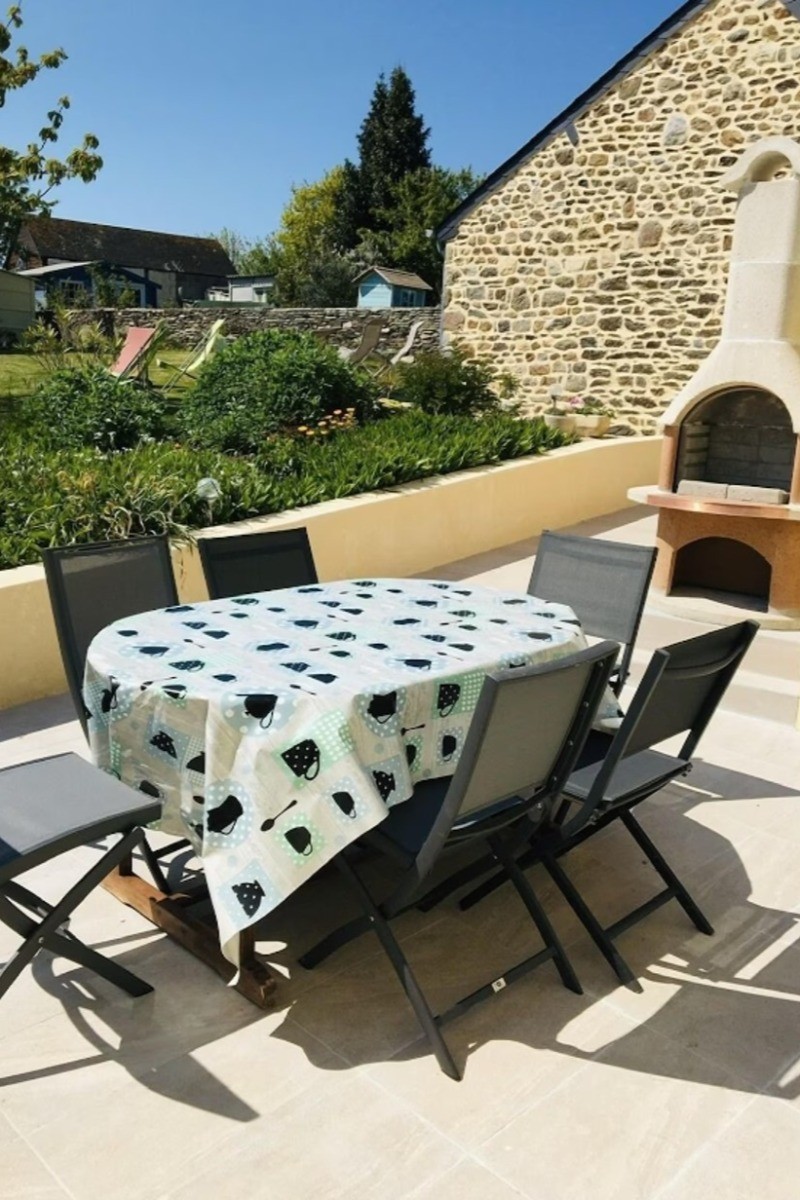 Terrasse avec table de jardin, parasol, barbecue, plancha, four à pizza