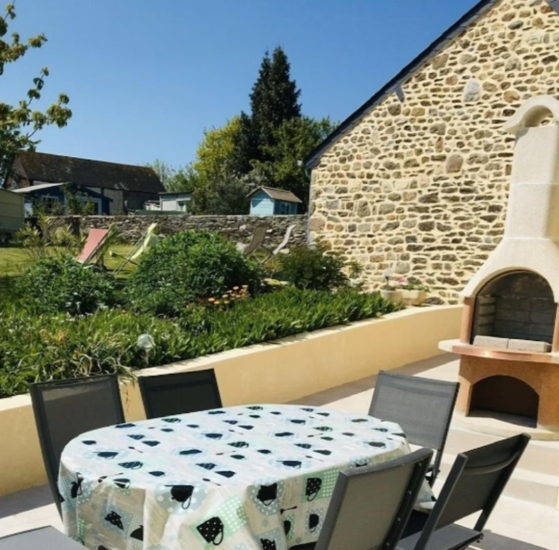 Terrasse avec table de jardin, parasol, barbecue, plancha, four à pizza