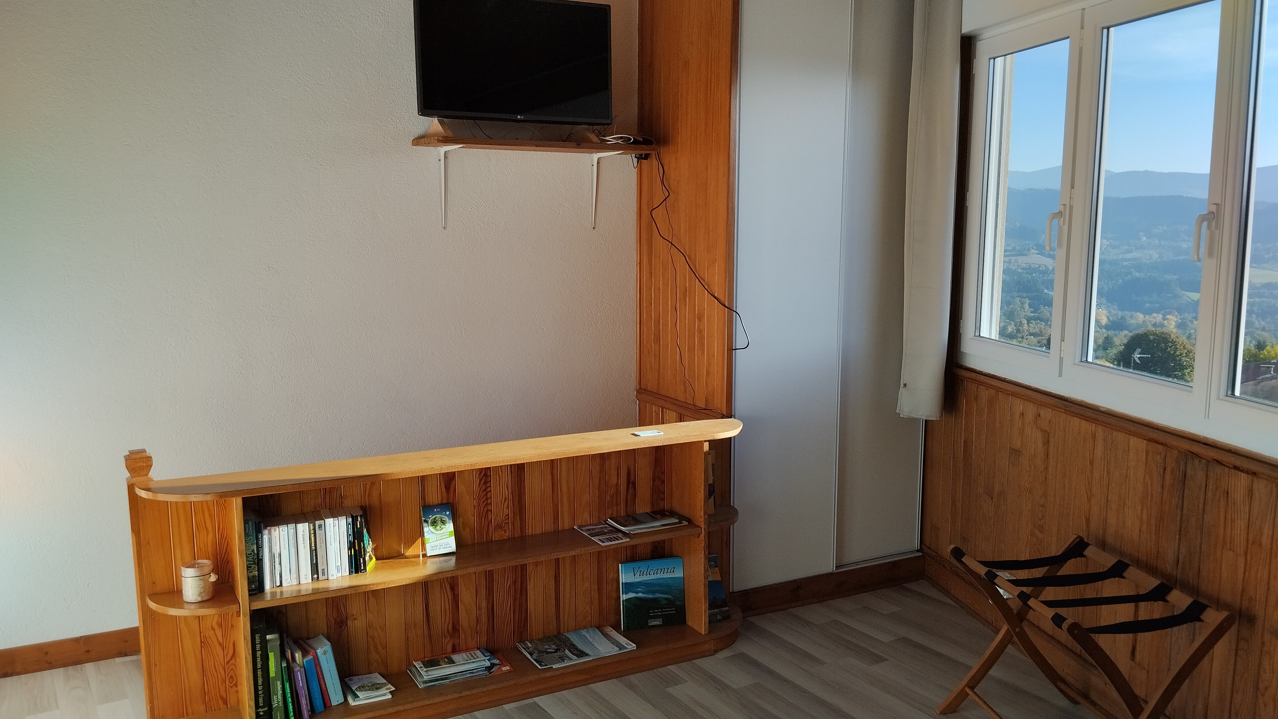 Chez Nelly - Gîte 2 personnes à Arconsat : La chambre avec TV (2e étage)