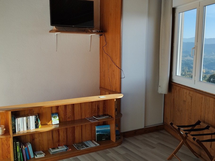 Chez Nelly - Gîte 2 personnes à Arconsat : La chambre avec TV (2e étage)