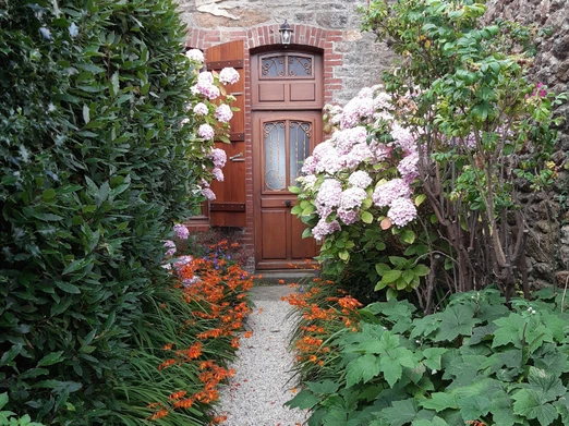 Façade côté rue. Les Montbretias.