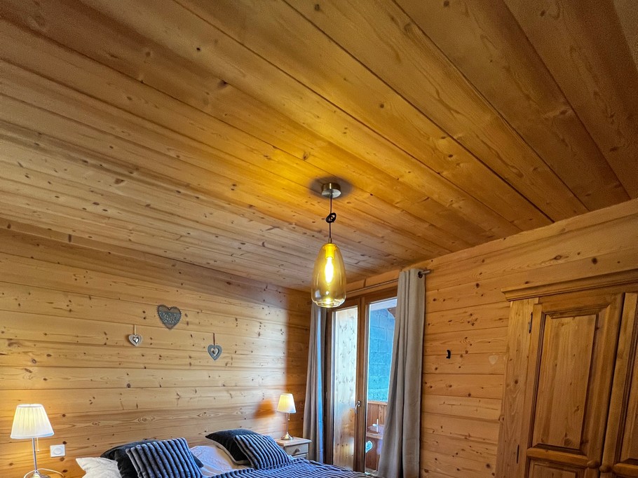 Chambre 1 au rez-de-chaussée, avec lits 90+90x200, salle d'eau (douche à l'italienne, lavabo) et wc dans la chambre. Accessible aux fauteuils roulants