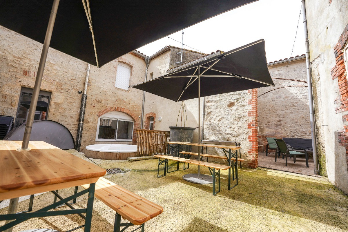 Patio - Cour intérieure, commune au Petit Loggia et au Grand Loggia avec spa (Bain Nordique)