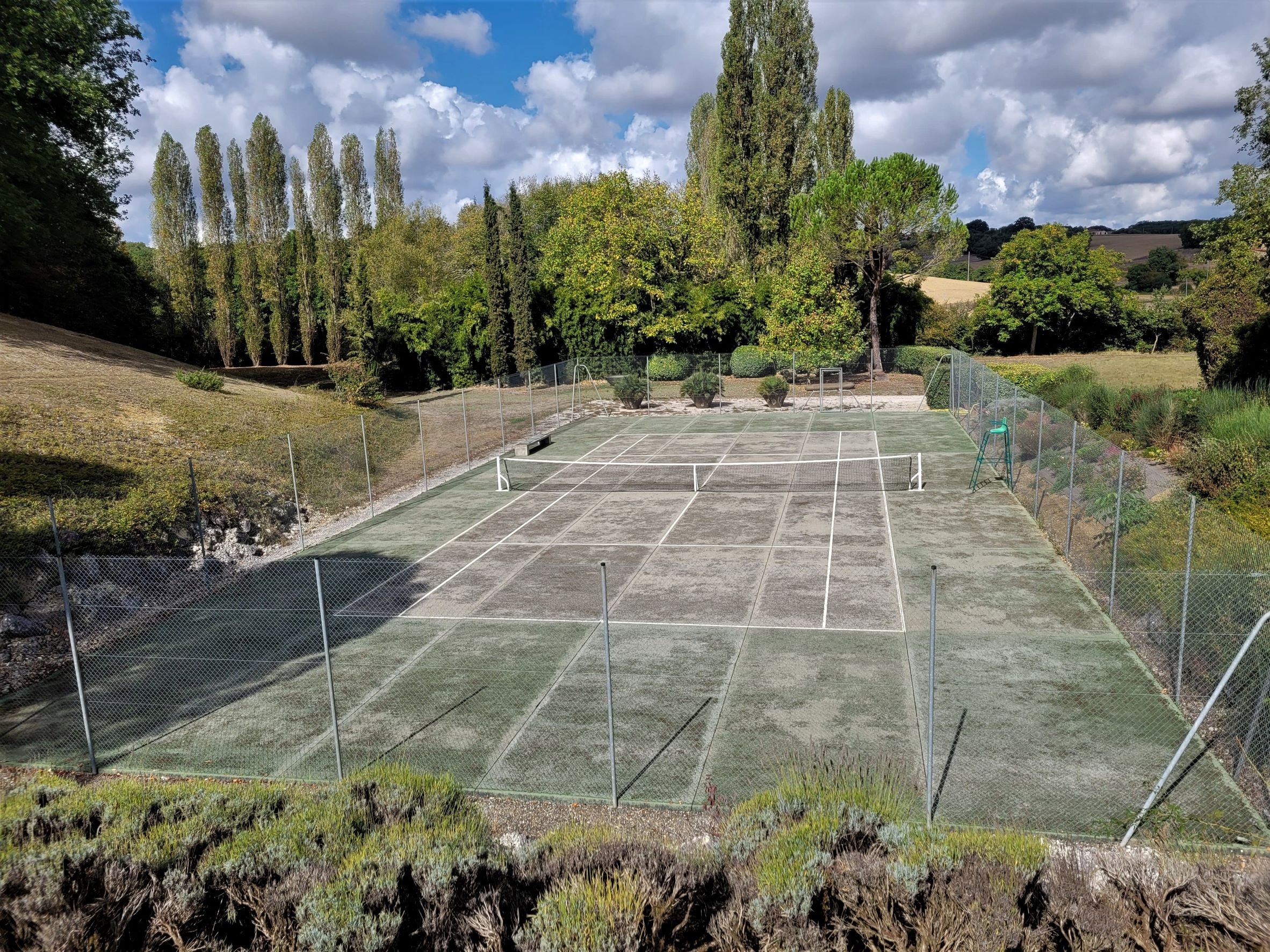 Le terrain de Tennis à 1300m