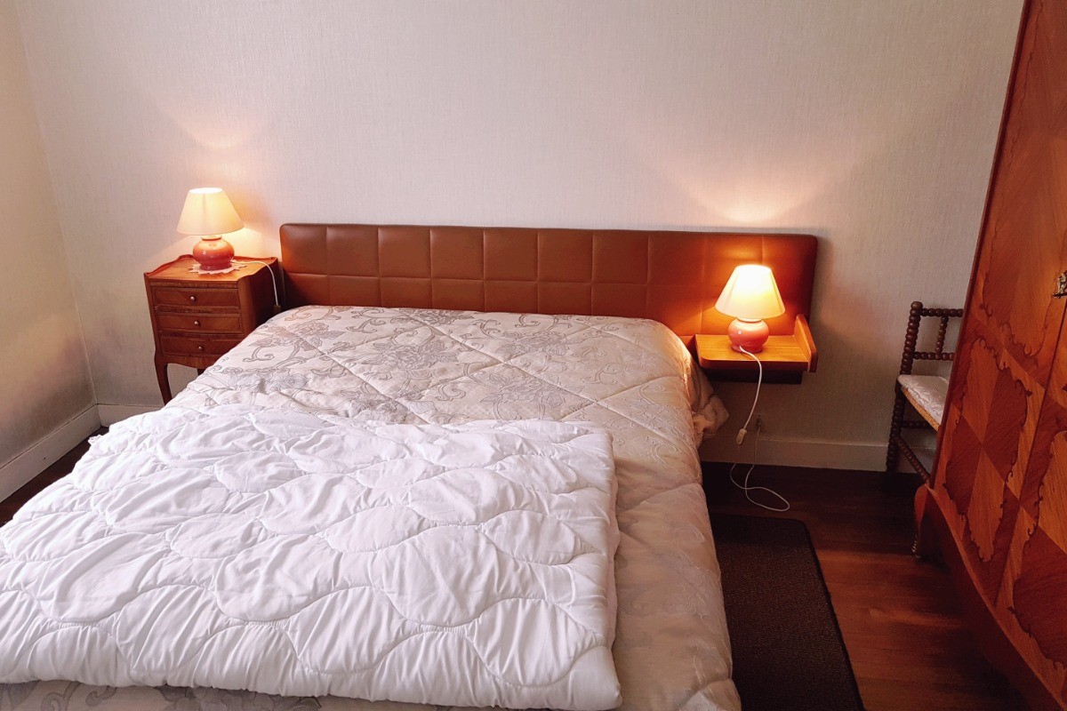 Chambre 2 : lit 140cm avec rangements