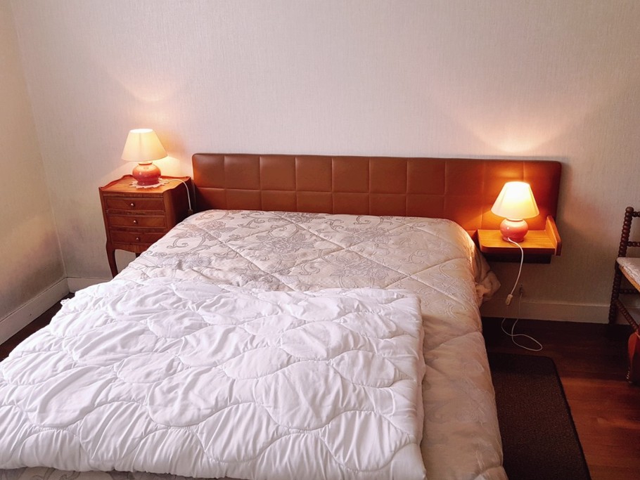 Chambre 2 : lit 140cm avec rangements