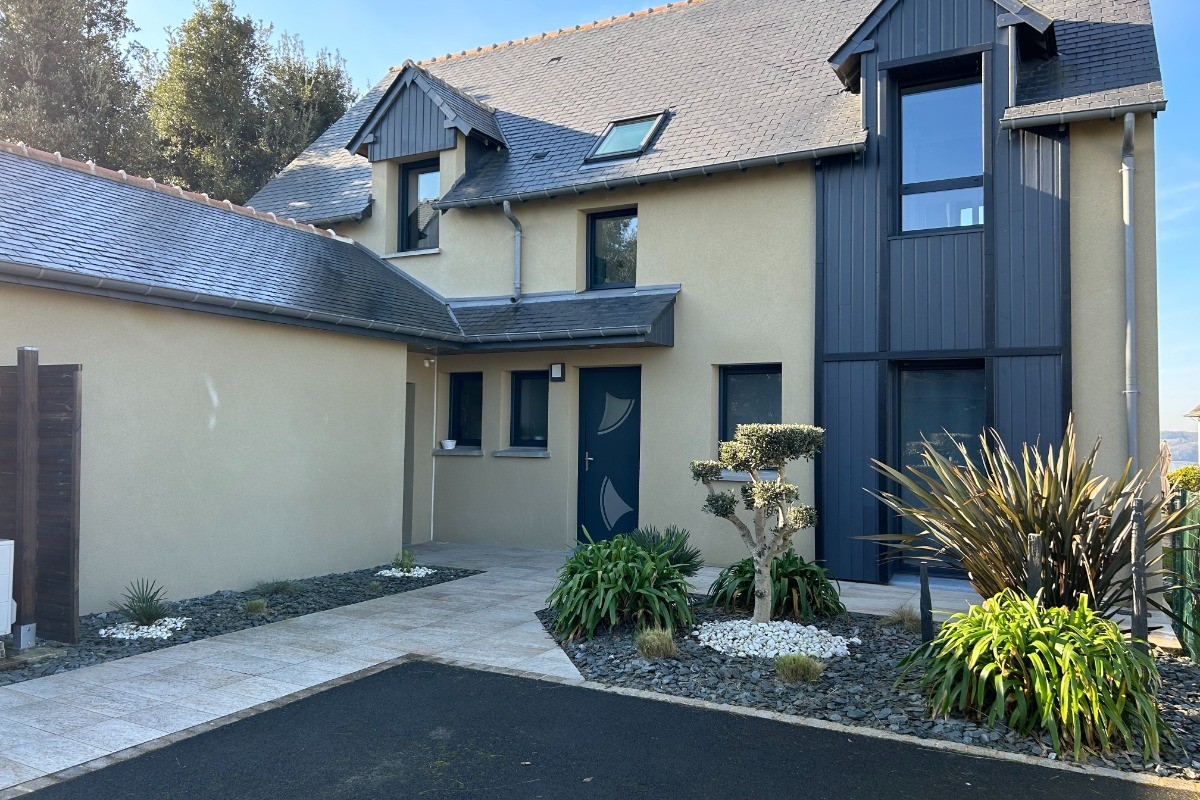 Façade avant de la maison d'hôtes. Terrasse privative avec accès direct depuis la chambre (à droite de la photo). Stationnement privatif sur propriété close devant la chambre.