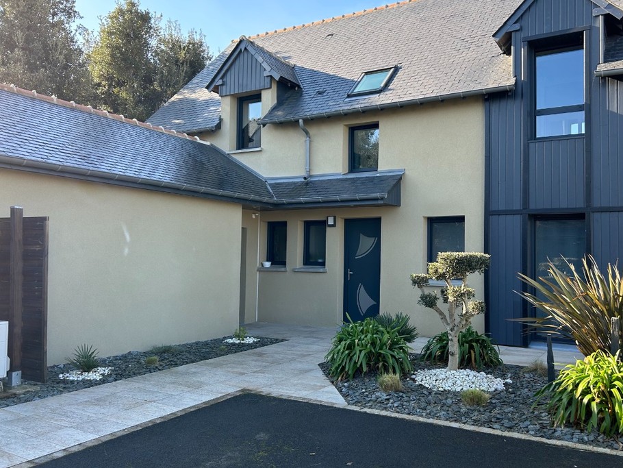 Façade avant de la maison d'hôtes. Terrasse privative avec accès direct depuis la chambre (à droite de la photo). Stationnement privatif sur propriété close devant la chambre.