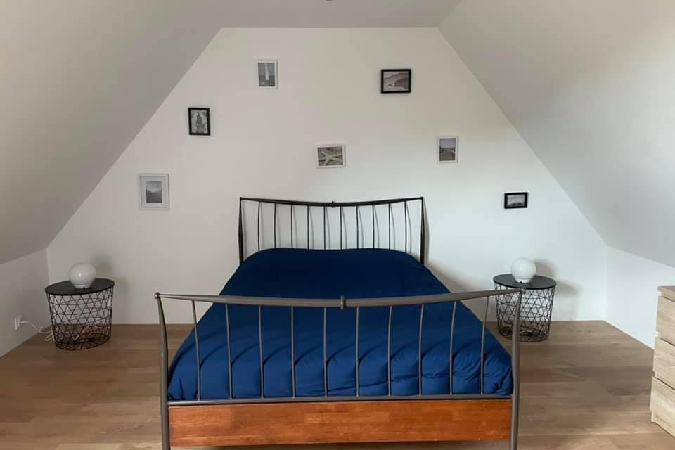 GAILLET, location de vacances, Clévacances, Louargat, étage chambre lit 140