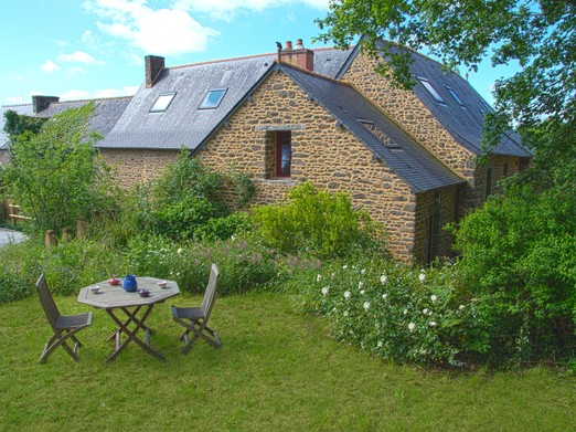 Location de vacances avec salon de jardin en bois positionné selon vos envies