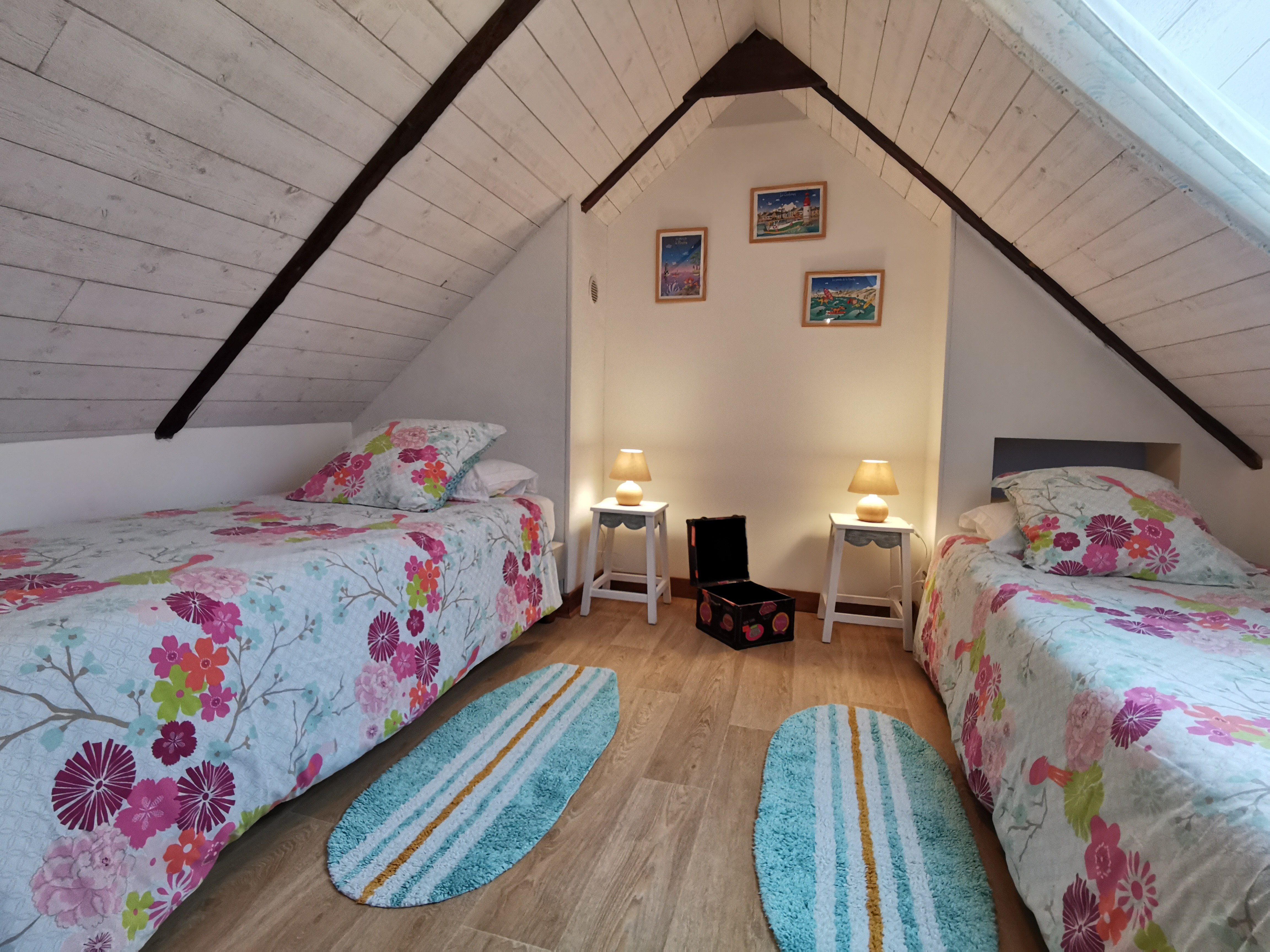 Au 1er étage une chambre avec 2 lits 90x200