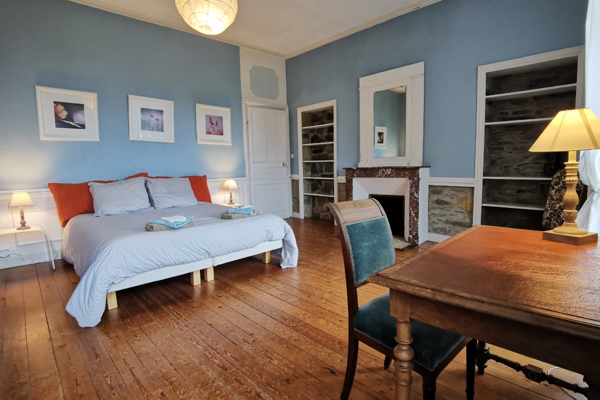 Etage 1 : Chambre n°2 - Lit 160 + salle de bain et WC communicants et privatifs