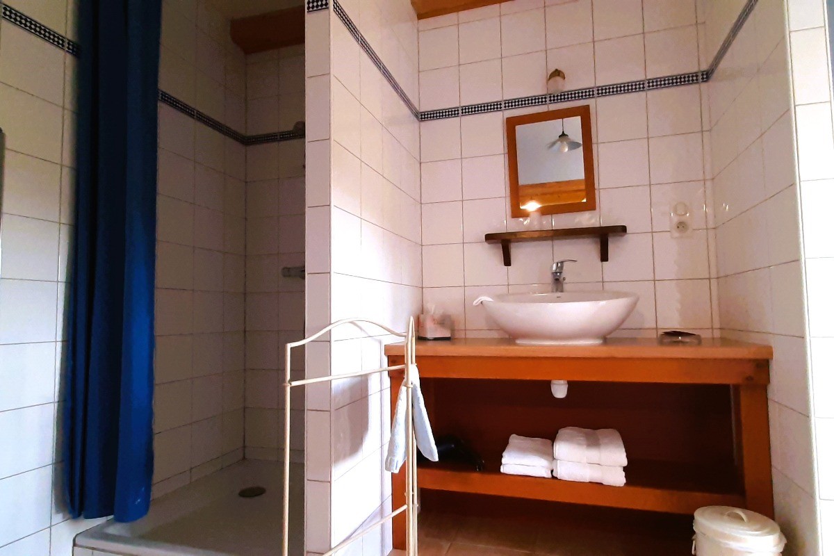 2ème étage : Salle d'eau-WC : Chambre Bleuets (1 lit 2 pers. en 160 cm x 200 cm)