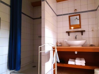 2ème étage : Salle d'eau-WC : Chambre Bleuets (1 lit 2 pers. en 160 cm x 200 cm)