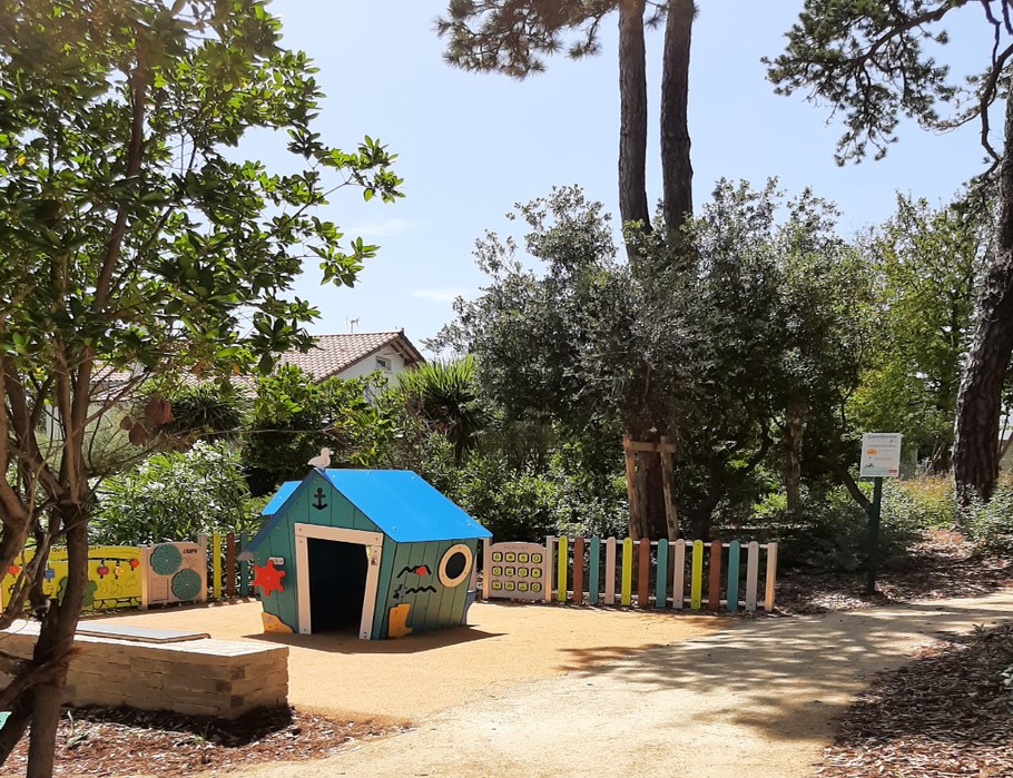 Jeux pour enfant dans le parc en face de l'immeuble