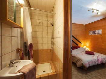 1st bedroom with private bathroom - Appartement La Ruche à La Bresse