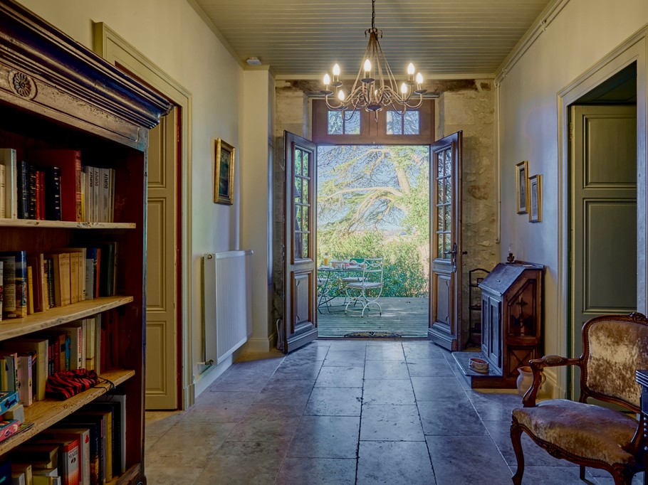 Hall bibliothèque du gîte Charme