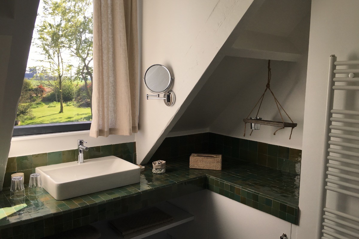 Suite Mélisse - salle d'eau - vue sur le jardin