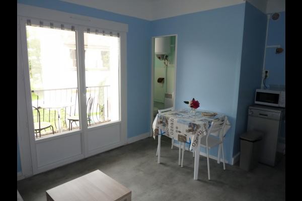 Coin repas - Studio 1er étage côté jardin