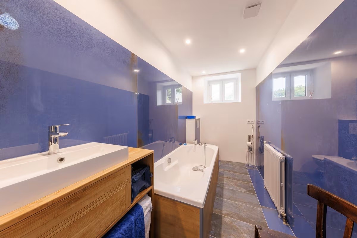 L'Arverne du Rocher, La Bourboule, Salle de bains avec WC