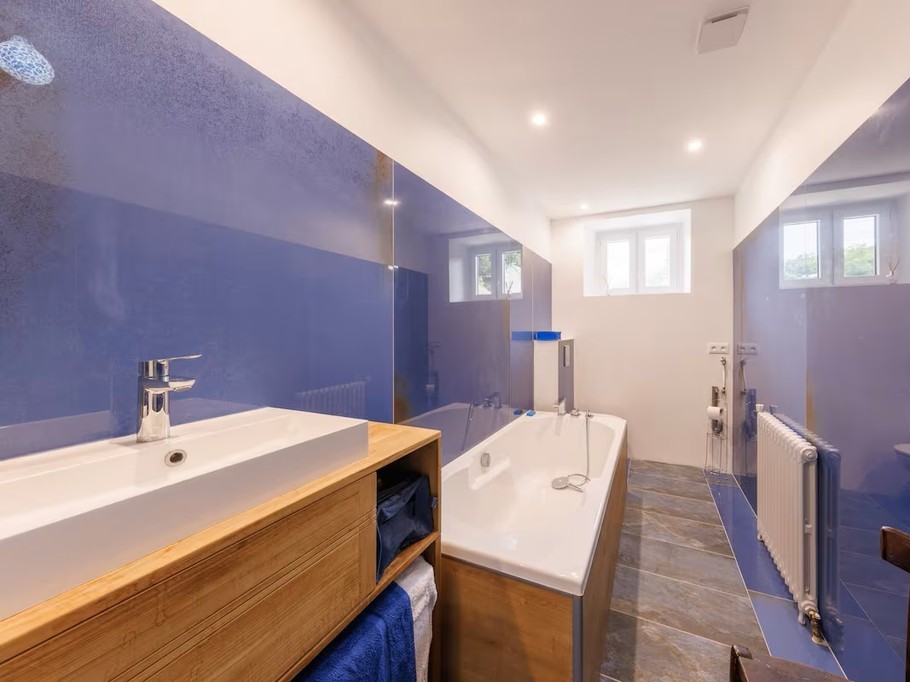 L'Arverne du Rocher, La Bourboule, Salle de bains avec WC