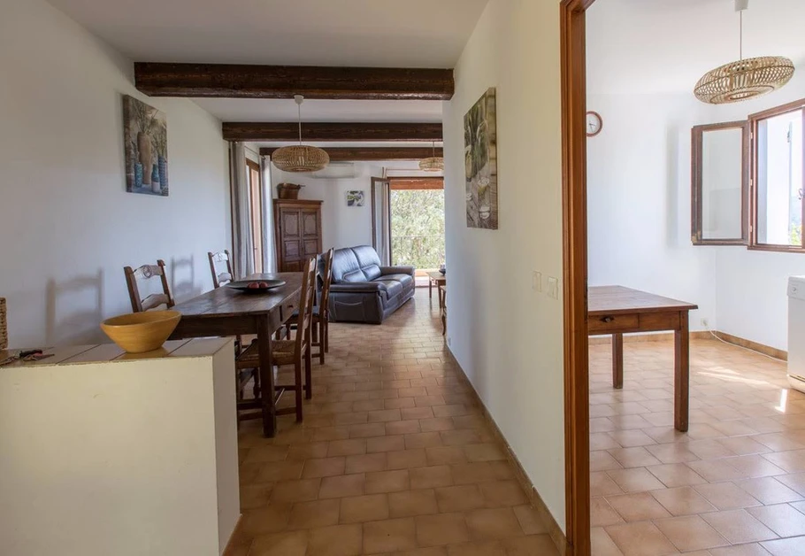 séjour et cuisine séparée