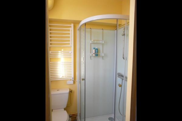 on voit la falaise illuminée le soir depuis la douche ...
