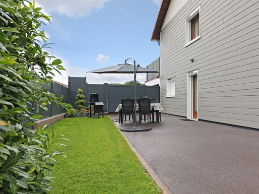 Extérieur avec salon de jardin et barbecue - Appartement RDC Aumontzey
