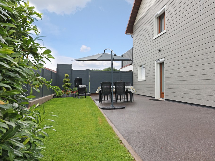Extérieur avec salon de jardin et barbecue - Appartement RDC Aumontzey