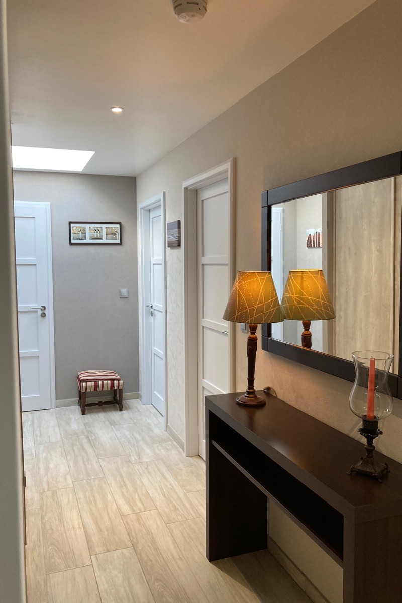 le couloir desservant les chambres, les WC, la salle de bains