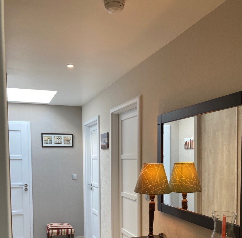 le couloir desservant les chambres, les WC, la salle de bains