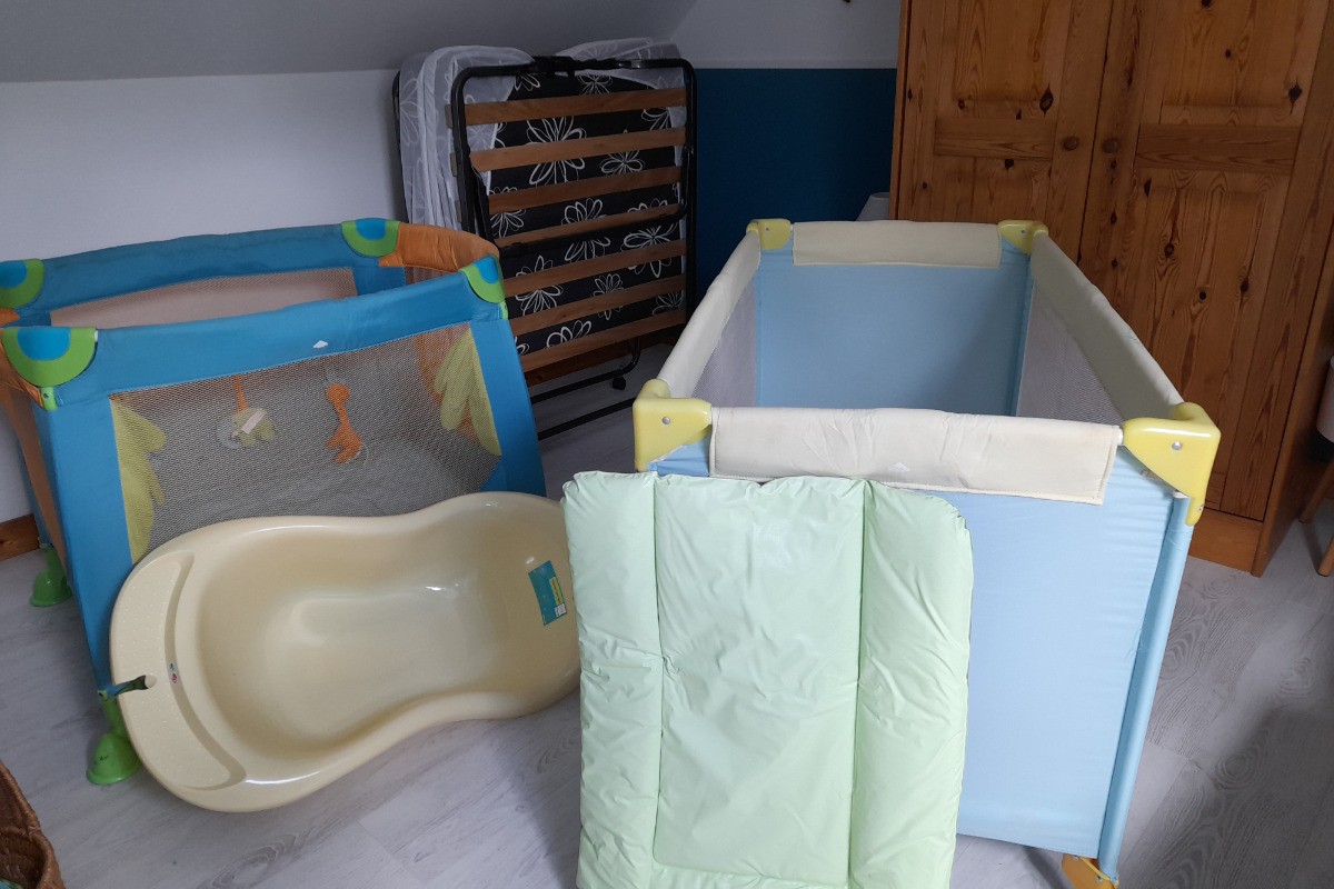 Maison, location Clévacances Bourbriac (Côtes d'Armor, Bretagne) -Equipement bébé et lit d'appoint plié
