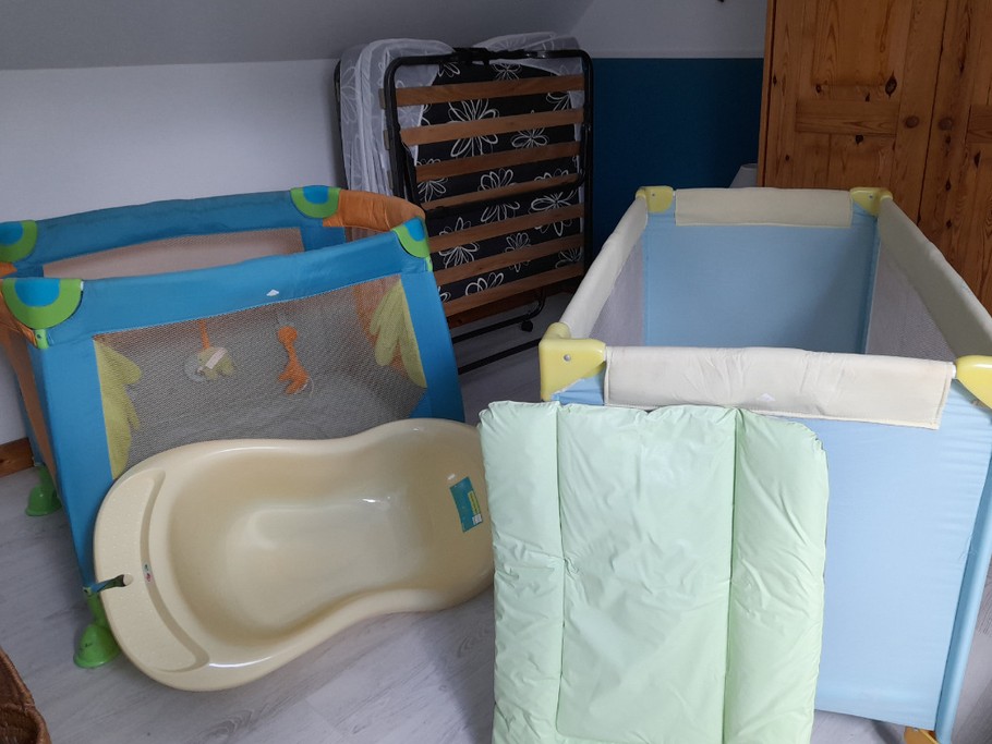 Maison, location Clévacances Bourbriac (Côtes d'Armor, Bretagne) -Equipement bébé et lit d'appoint plié