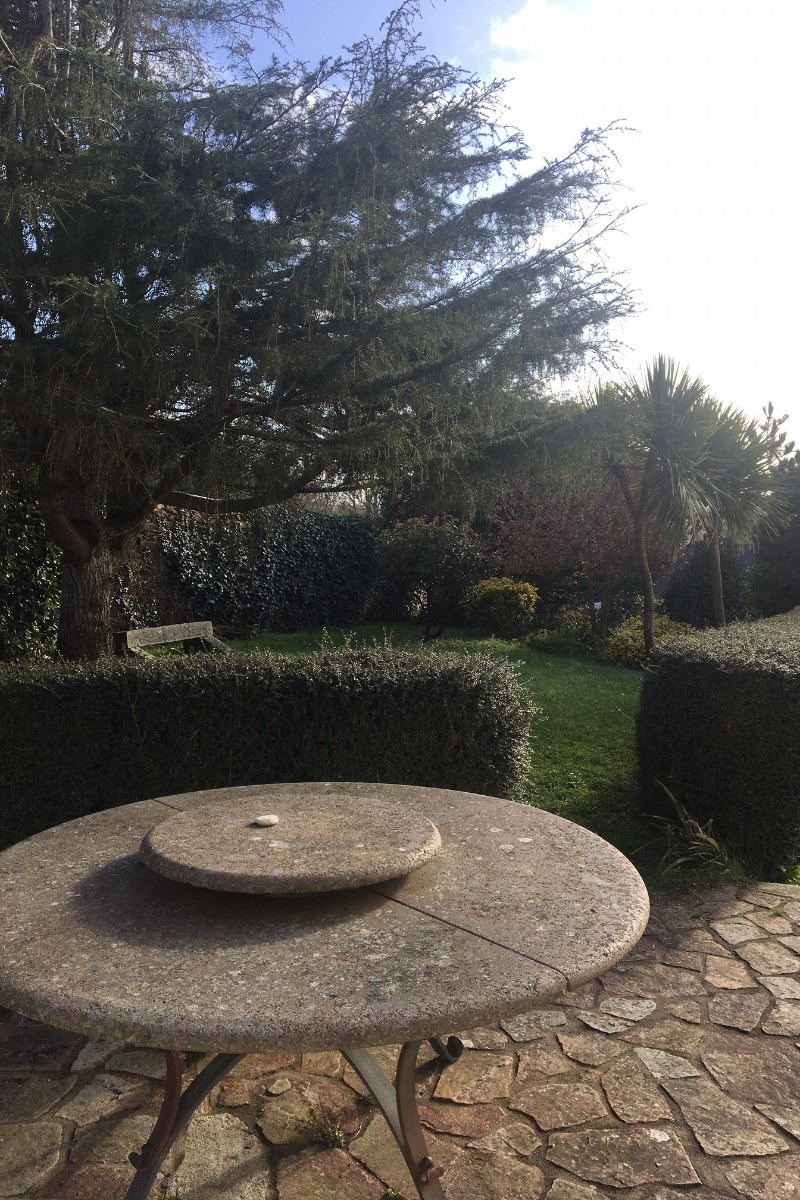 Vue sur la terrasse et le jardin depuis la cuisine.