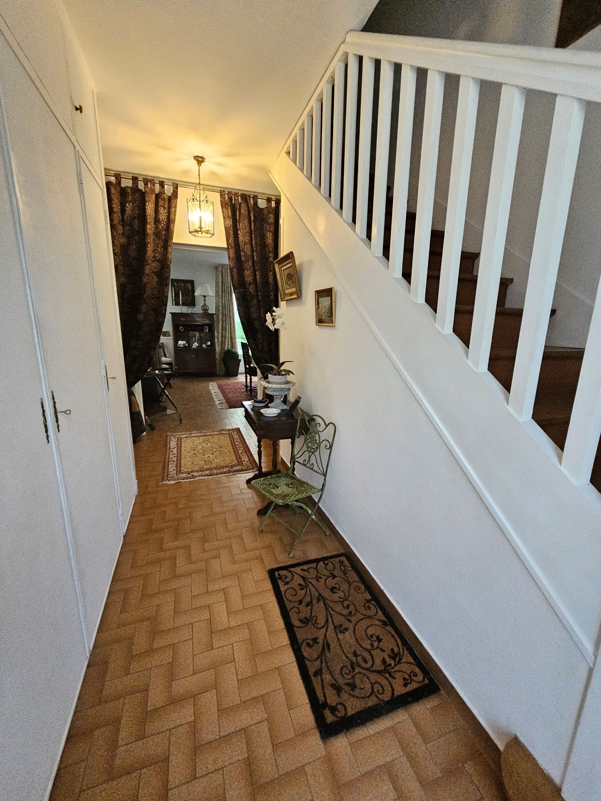 Entrée avec l'escalier qui dessert les chambres et les sanitaires