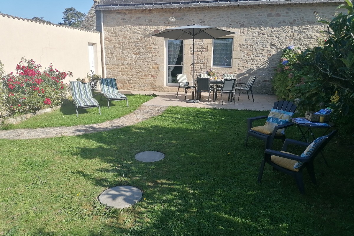 TY AR MEN: Dans le garage attenant: 4 Bains de soleil avec coussins, pour votre confort.